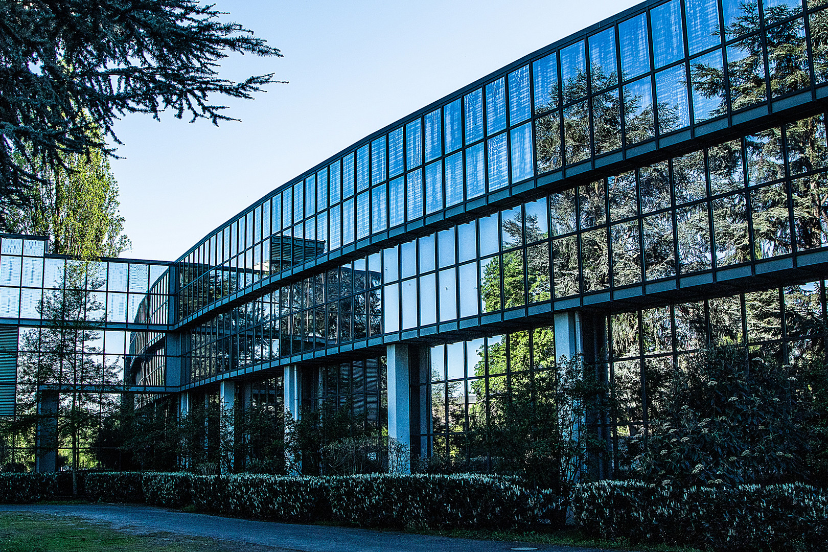 Glasfassade am Staatenhaus im Kölner Rheinpark