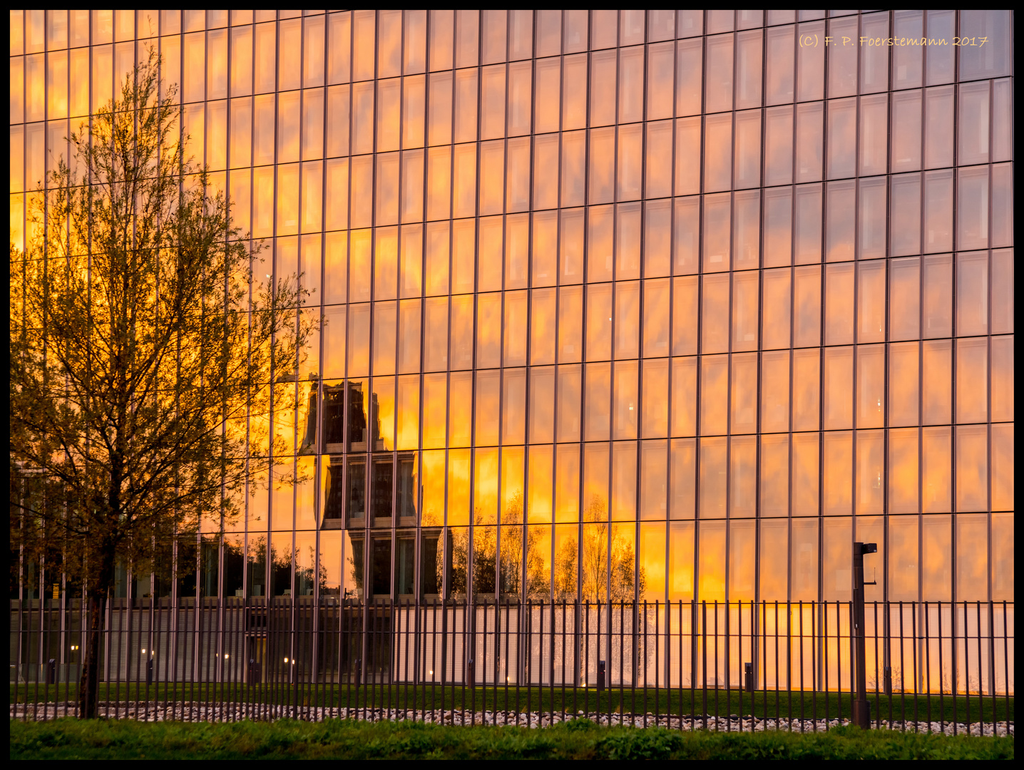 Glasfassade der EZB vor dem Sonnenuntergang