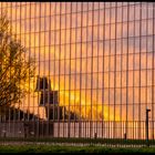 Glasfassade der EZB vor dem Sonnenuntergang