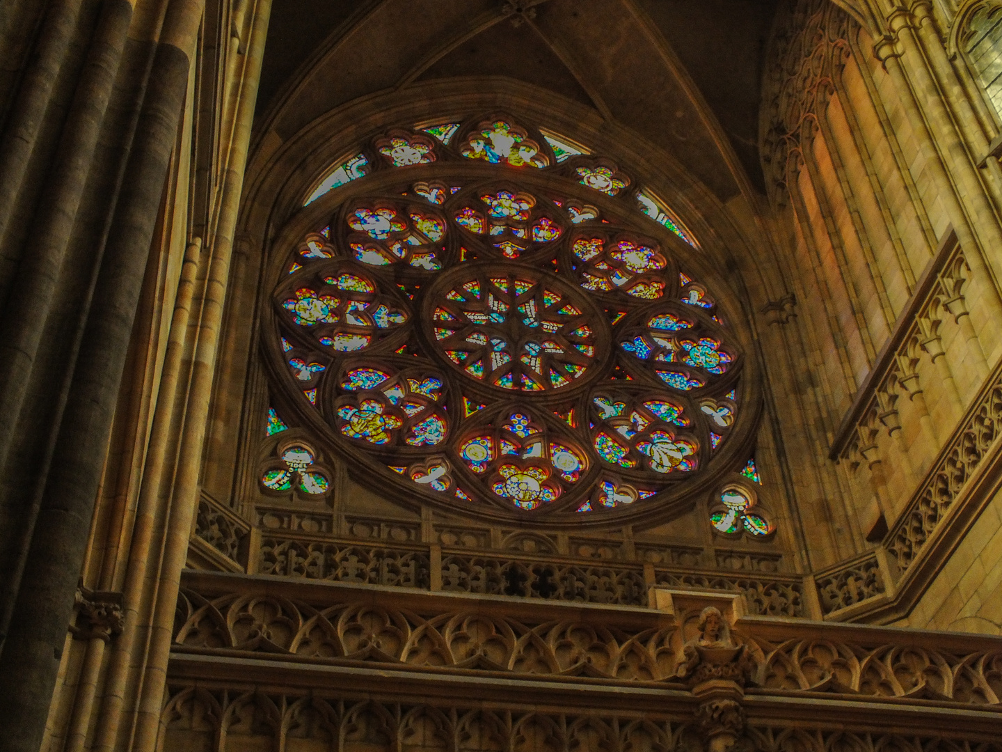 Glasfensterrosette im Veistdom Prag - Nachmittagsstimmung