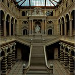 Glasgedeckte Central-Halle mit der Statue der Justitia im Justizpalast Wien