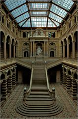 Glasgedeckte Central-Halle mit der Statue der Justitia im Justizpalast Wien