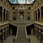 Glasgedeckte Central-Halle mit der Statue der Justitia im Justizpalast Wien