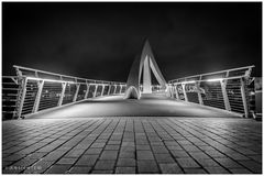 [glasgow - love on tradeston bridge]