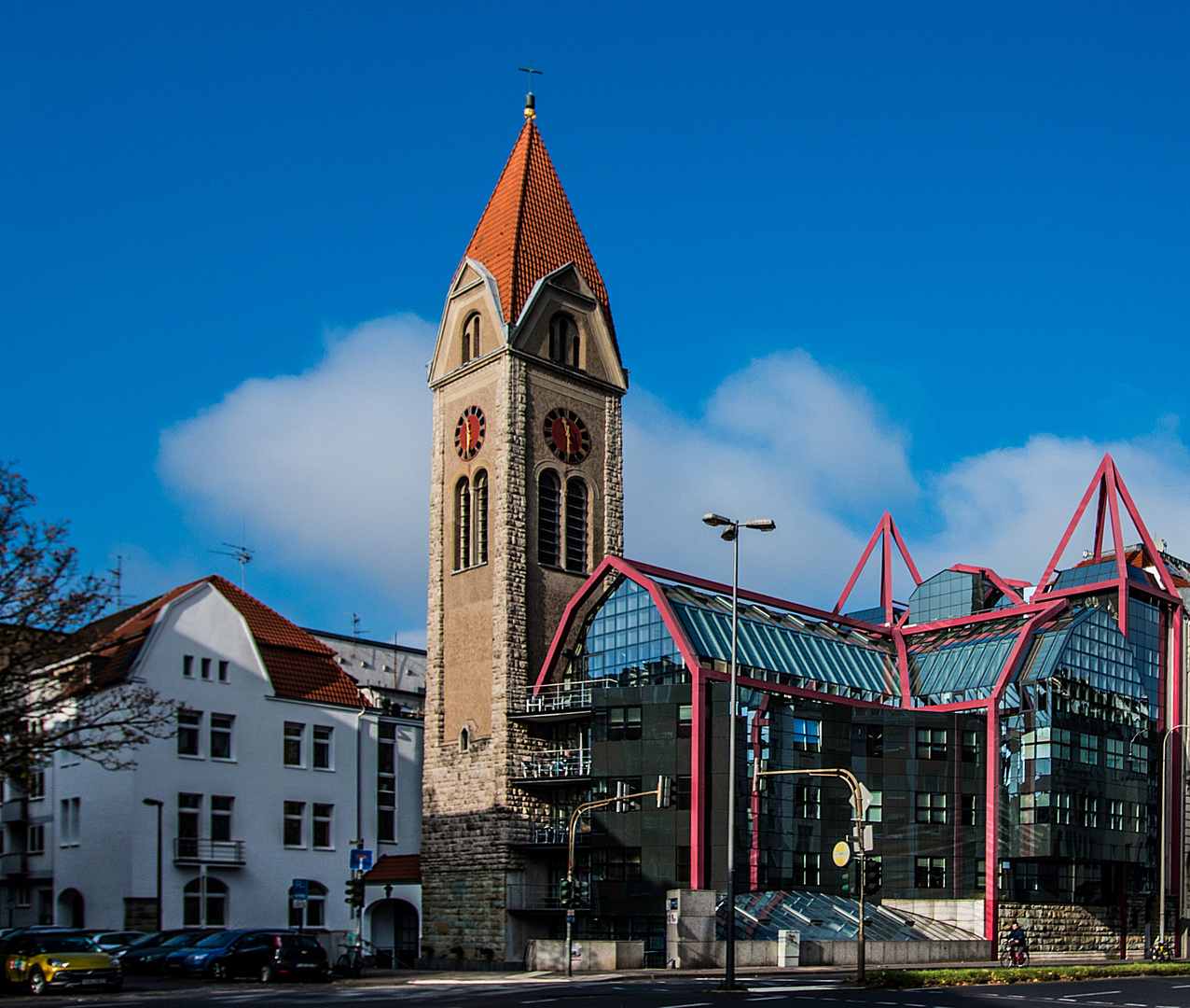 "Glashaus" neben Kirche 