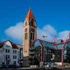 "Glashaus" neben Kirche 