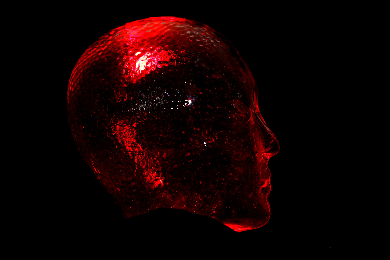 Glaskopf im roten Licht