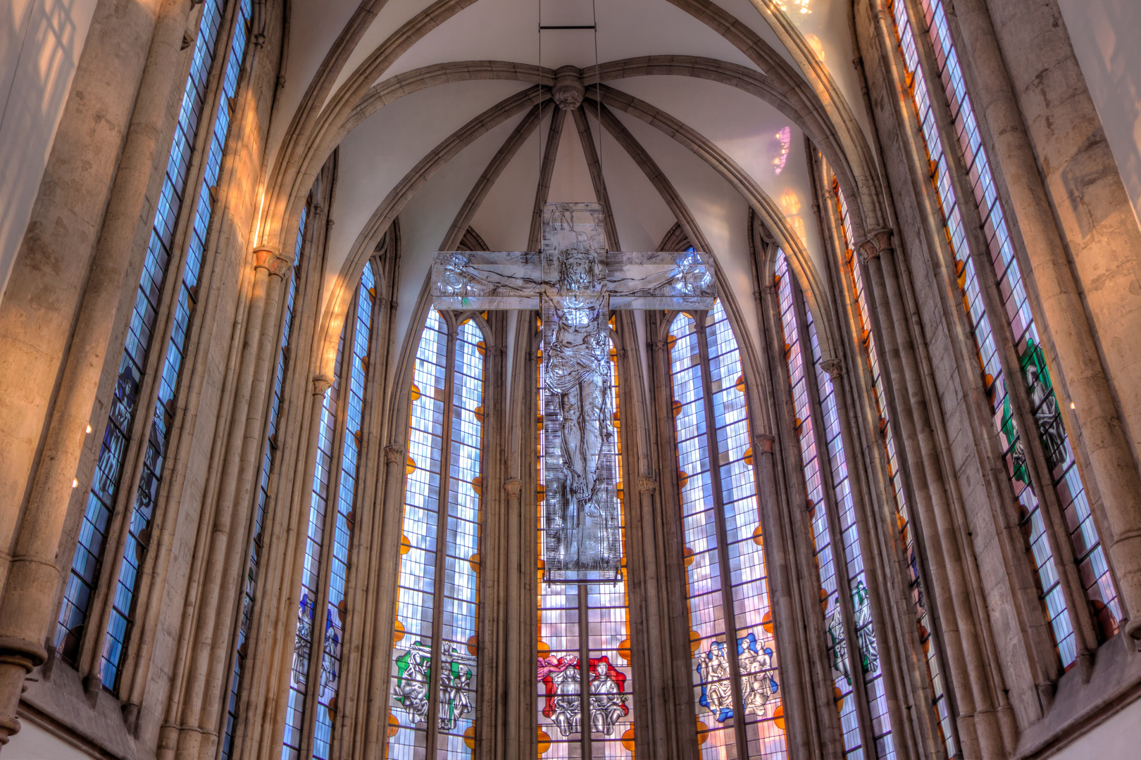 Glaskreuz in der katholische Minoritenkirche St. Maria Empfängnis in Köln - Deutschland, Nordrhein-W