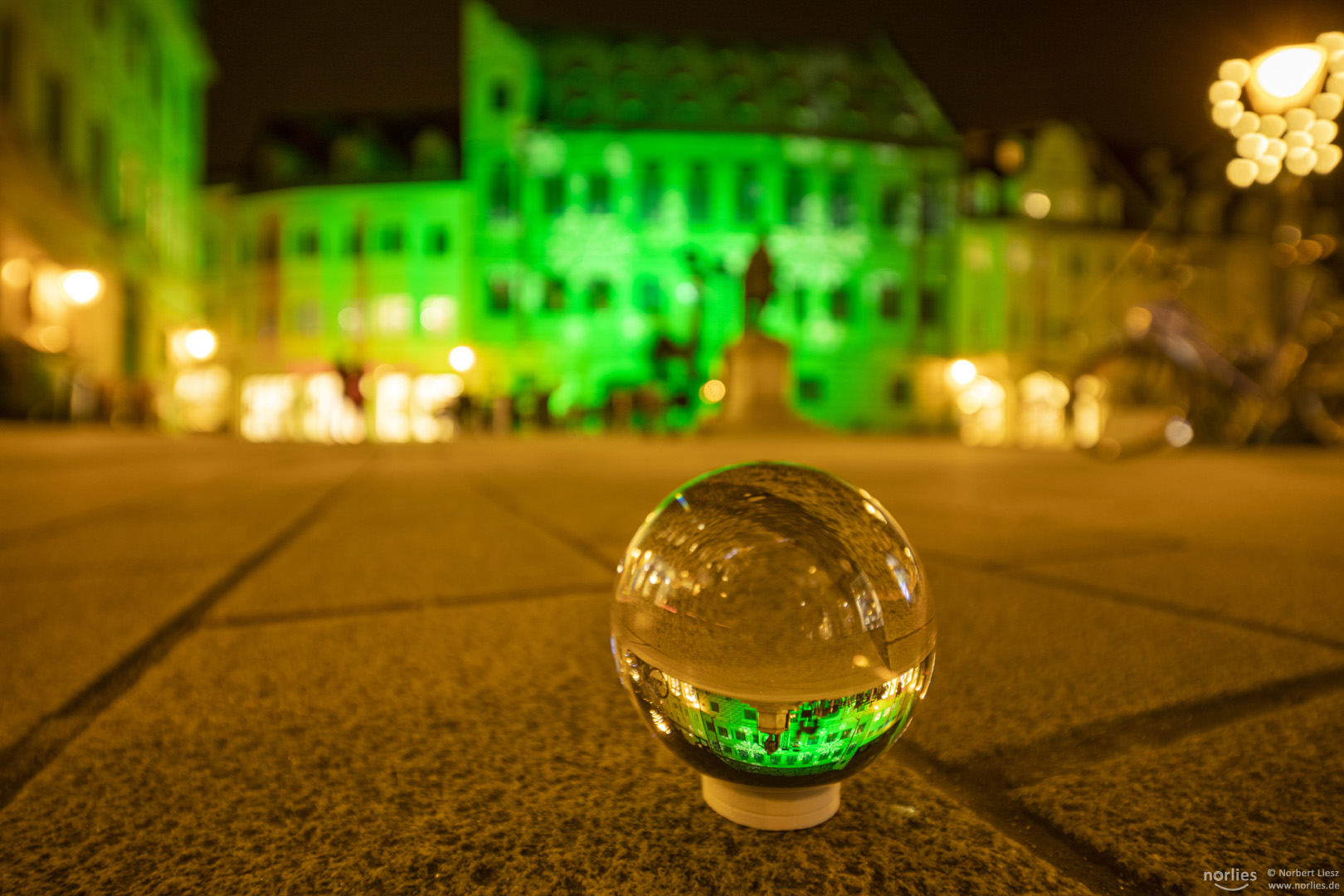 Glaskugel am Fuggerplatz