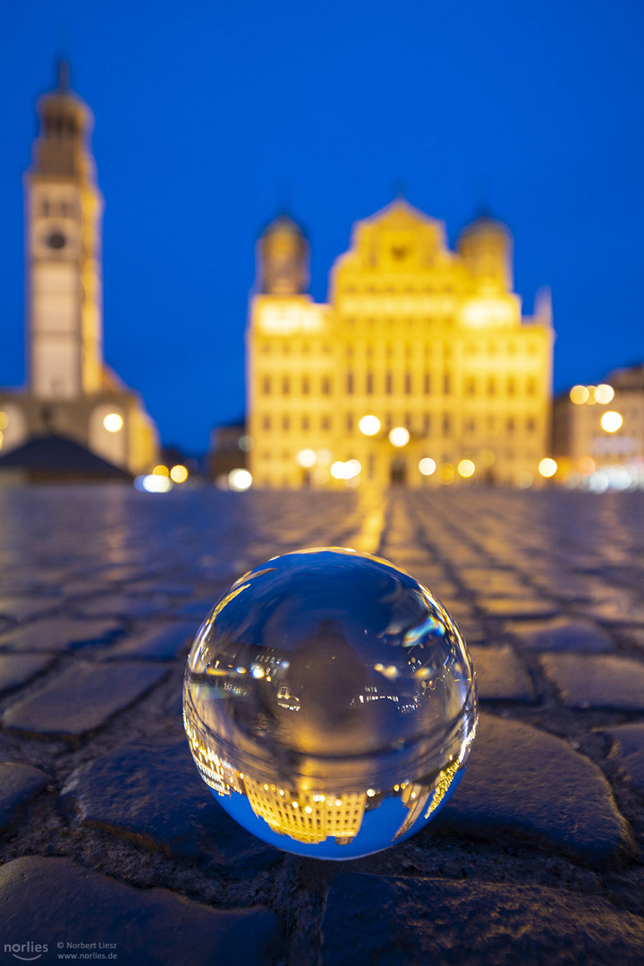 Glaskugel am Rathausplatz