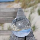 Glaskugel am Strand 01