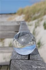 Glaskugel am Strand 01