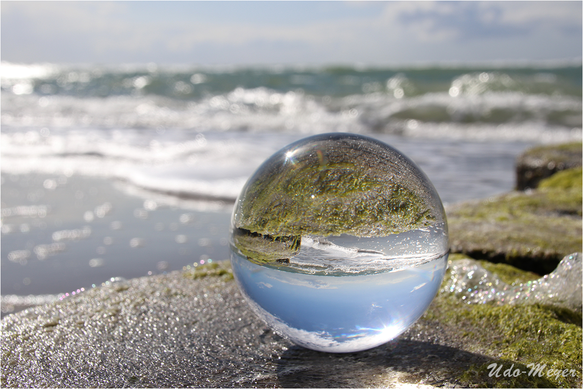 Glaskugel am Strand 02