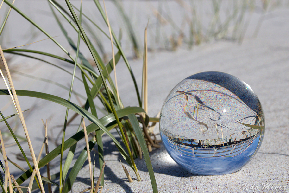 Glaskugel am Strand 04