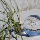 Glaskugel am Strand 04