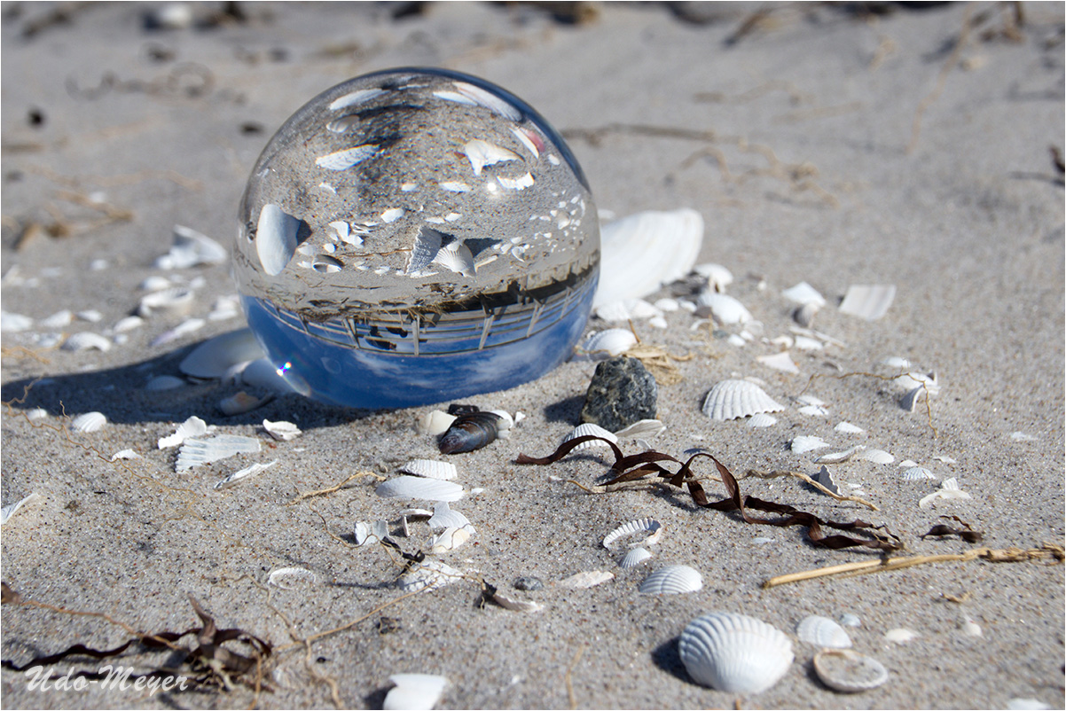 Glaskugel am Strand 05