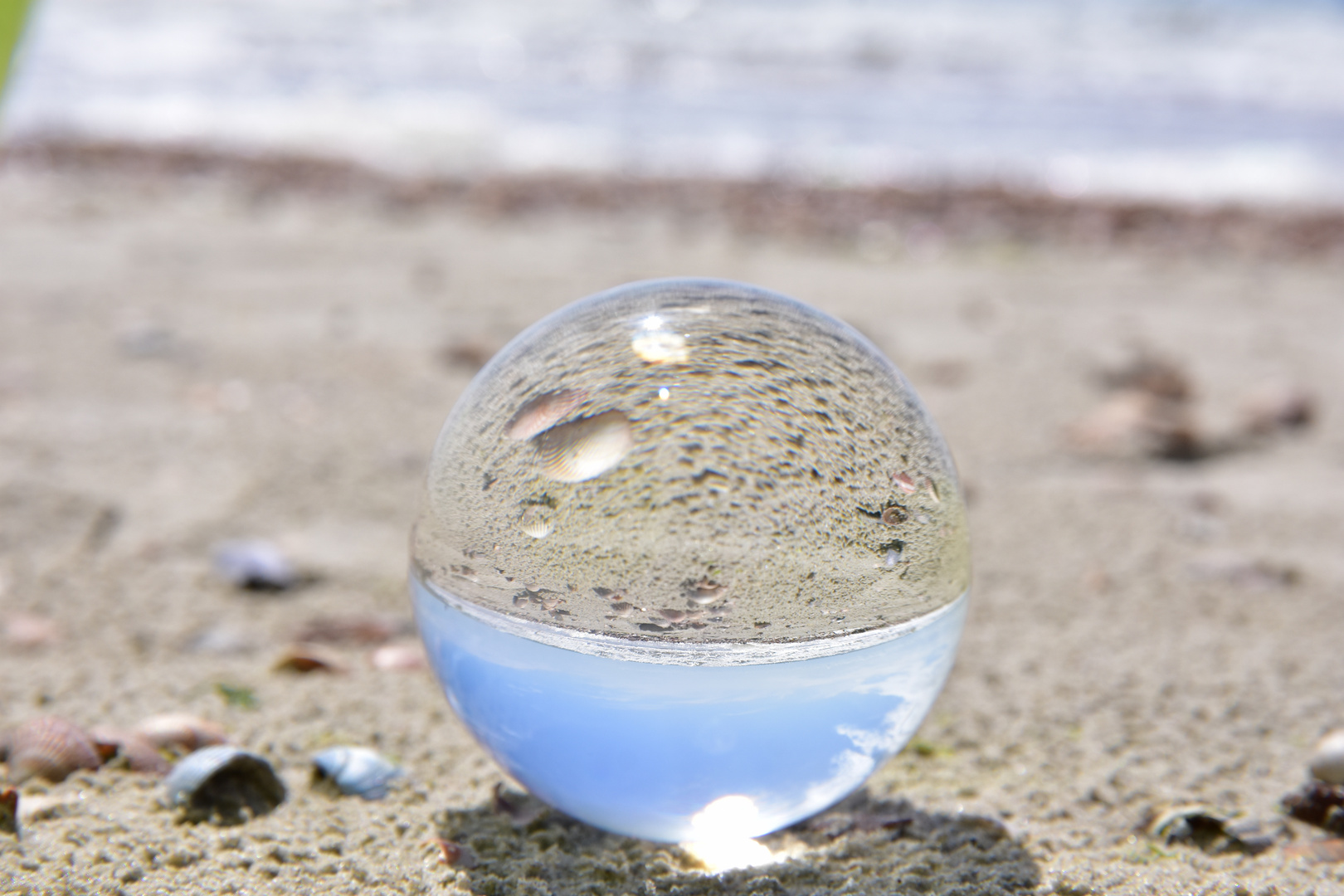 Glaskugel am Strand 2