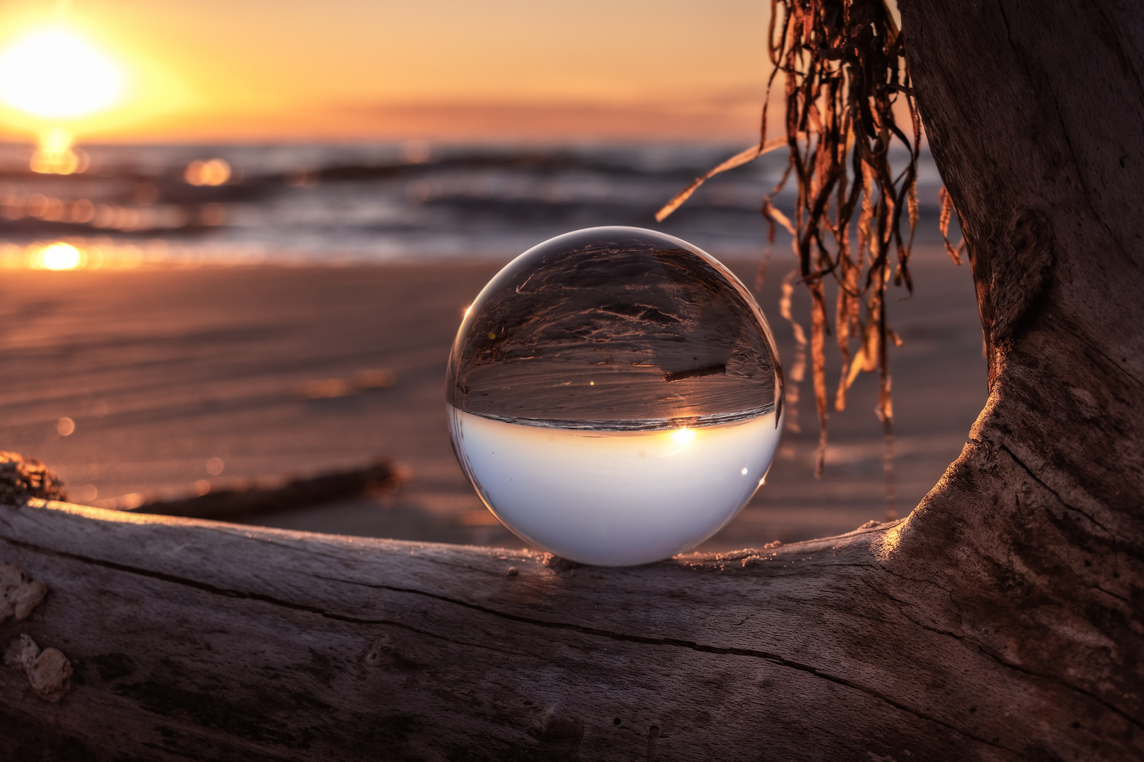 Glaskugel am Strand