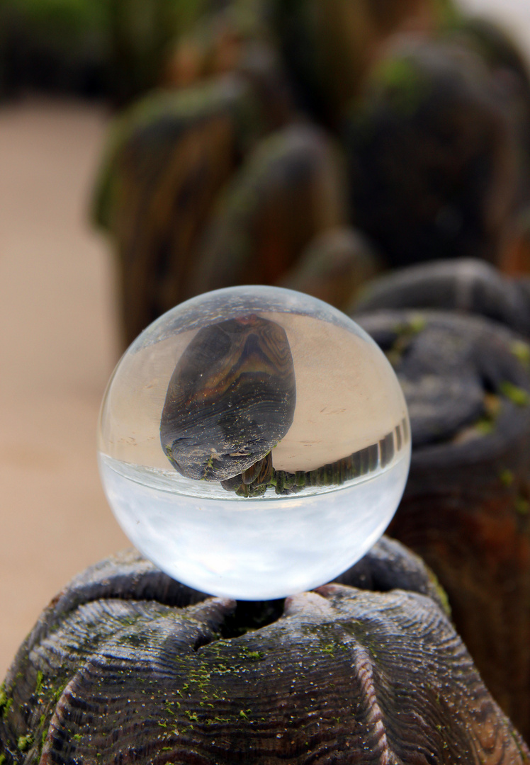 Glaskugel am Strand I , Sylt im Juni 2013