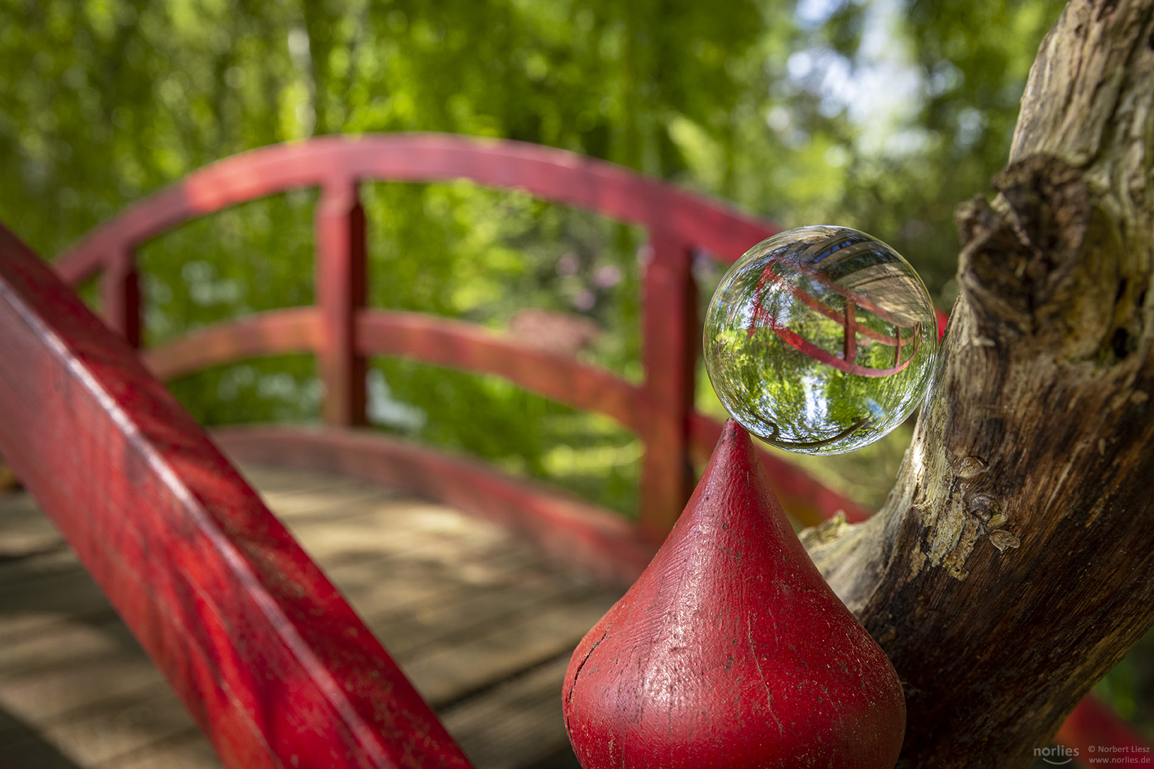 Glaskugel auf der Brücke