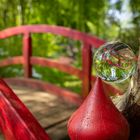 Glaskugel auf der Brücke