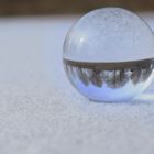 Glaskugel auf Schnee