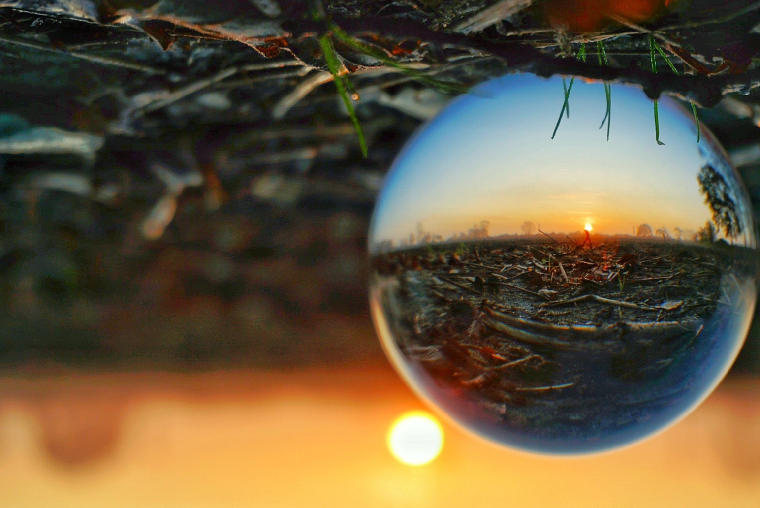 Glaskugel beim Sonnenaufgang