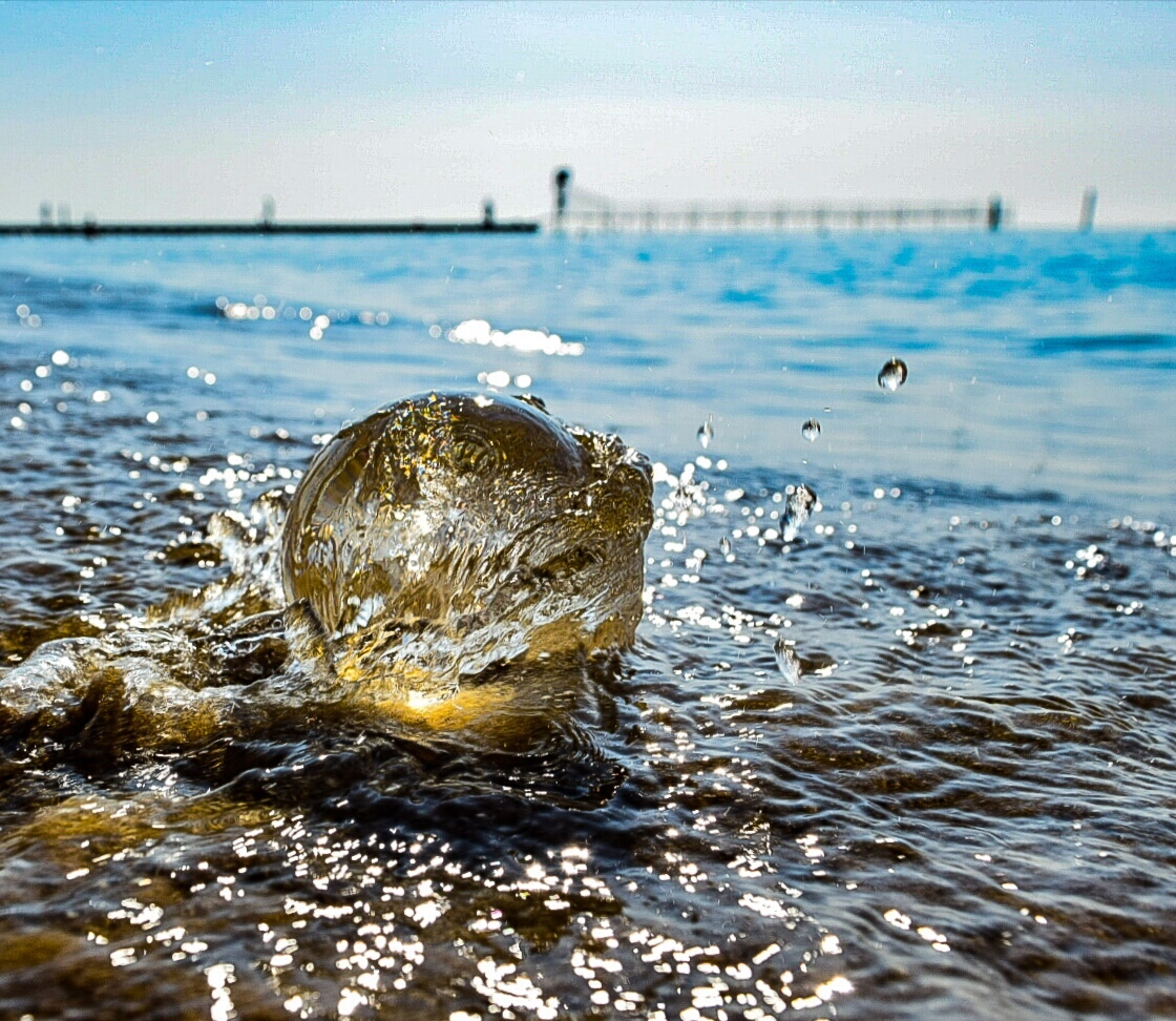 Glaskugel gegen Wasser