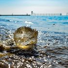 Glaskugel gegen Wasser