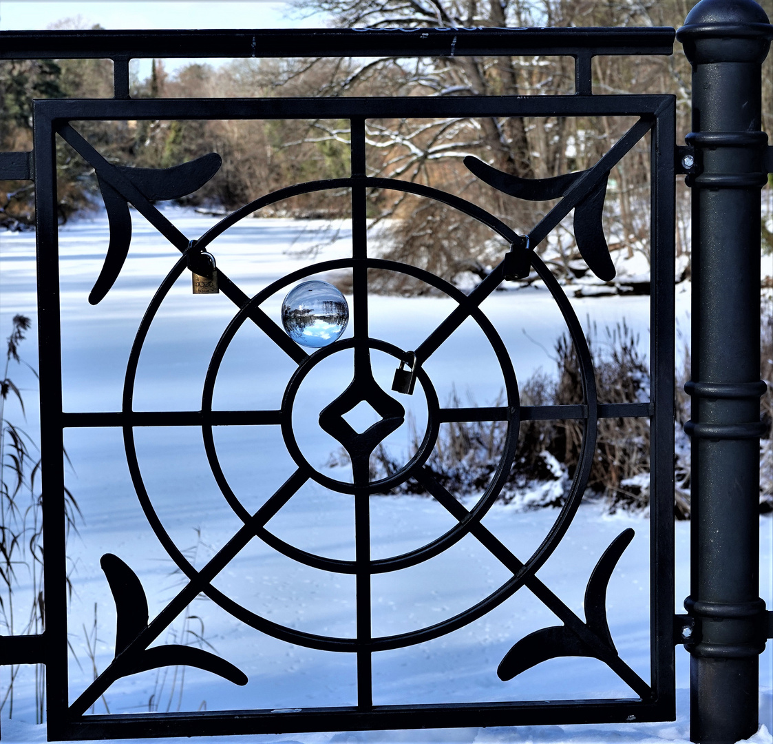Glaskugel im Gitter Foto & Bild winter, berlin, teich Bilder auf