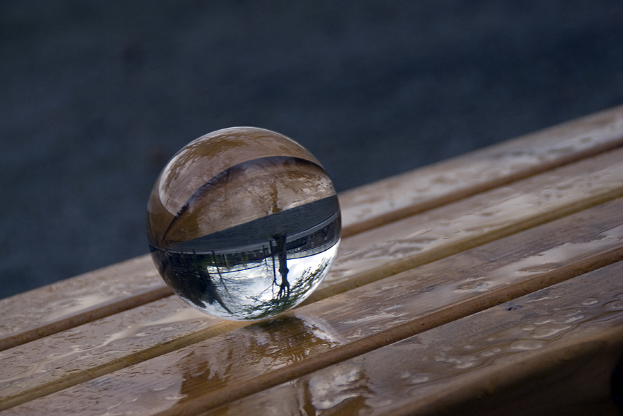 Glaskugel im Regen