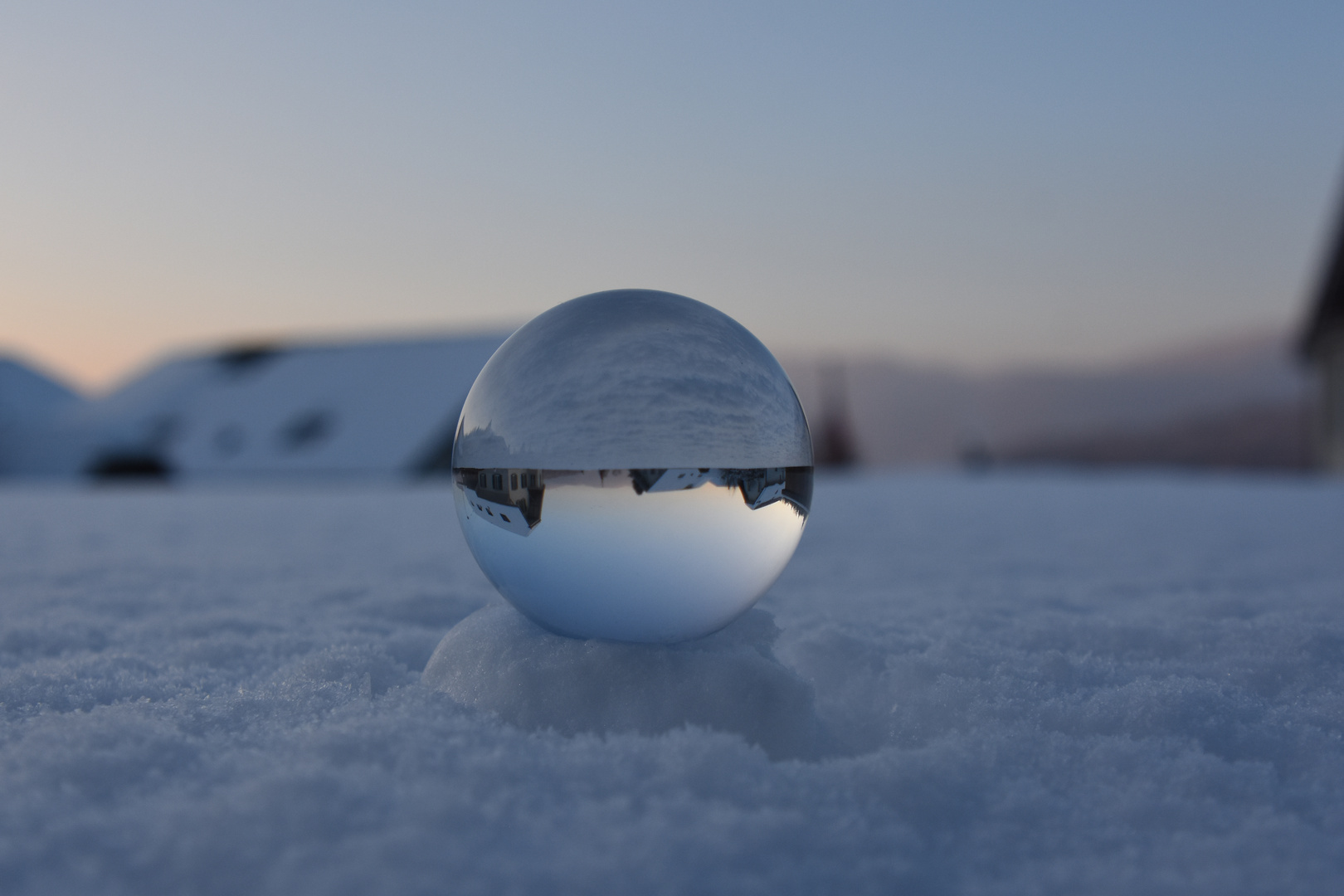 Glaskugel im Schnee