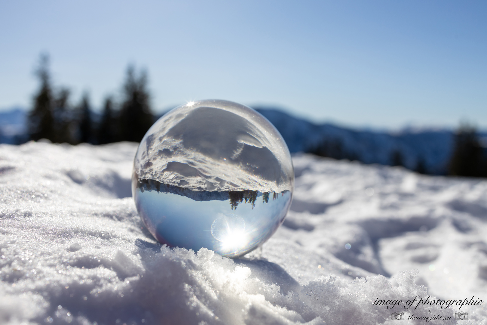 Glaskugel im Schnee 