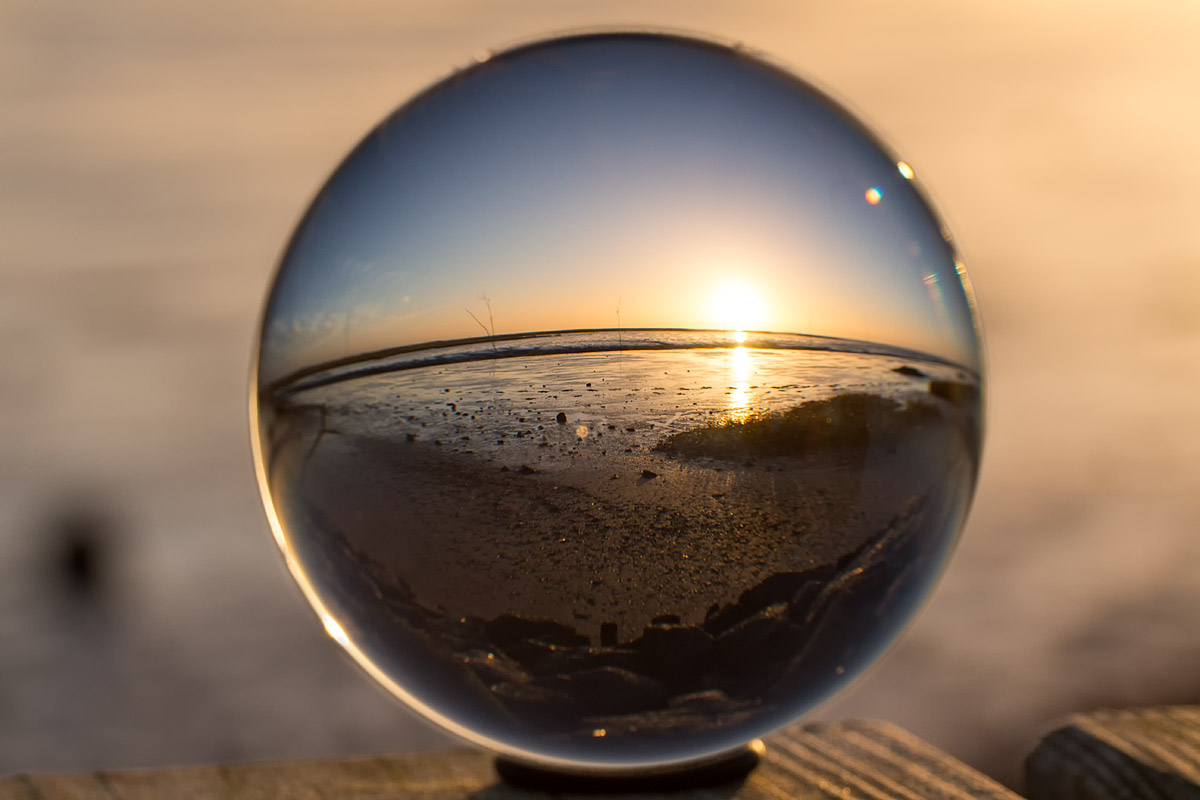 Glaskugel, Strand und Sonnenuntergang