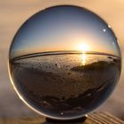 Glaskugel, Strand und Sonnenuntergang