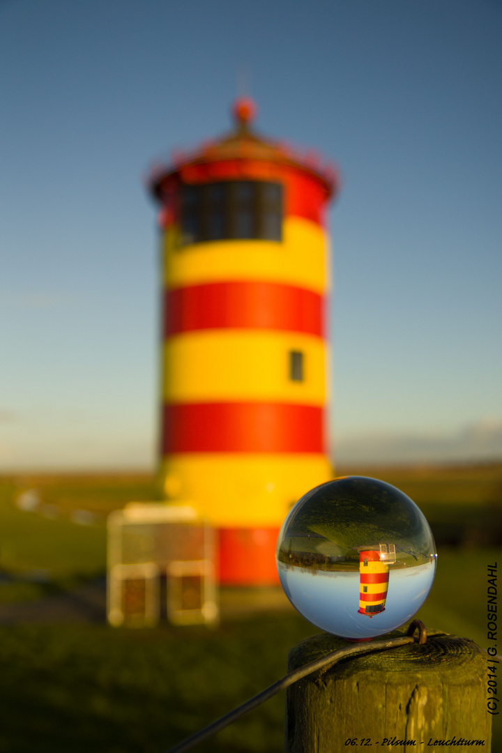 Glaskugel vor dem Pilsumer Leuchturm