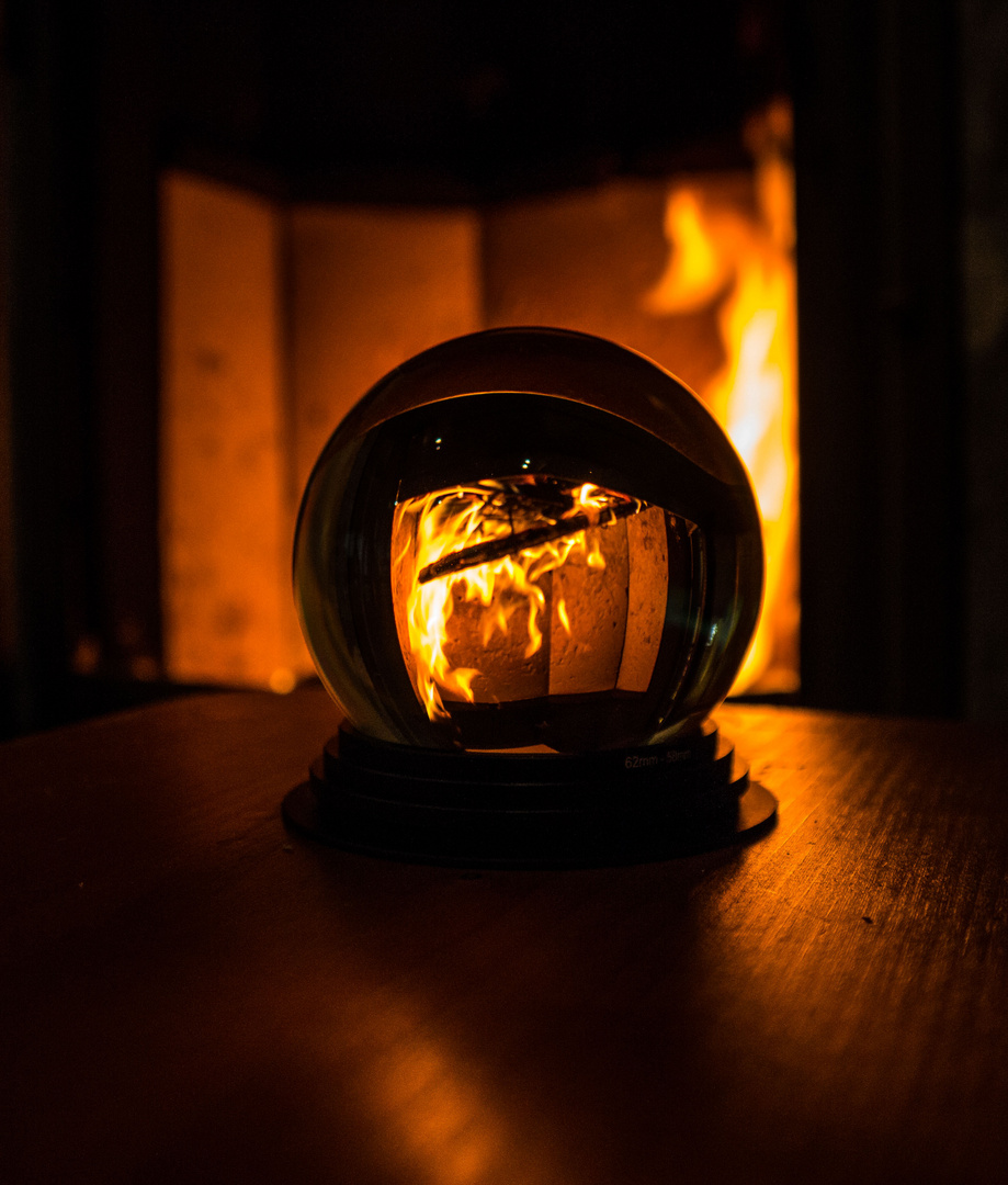 Glaskugel vorm Kamin