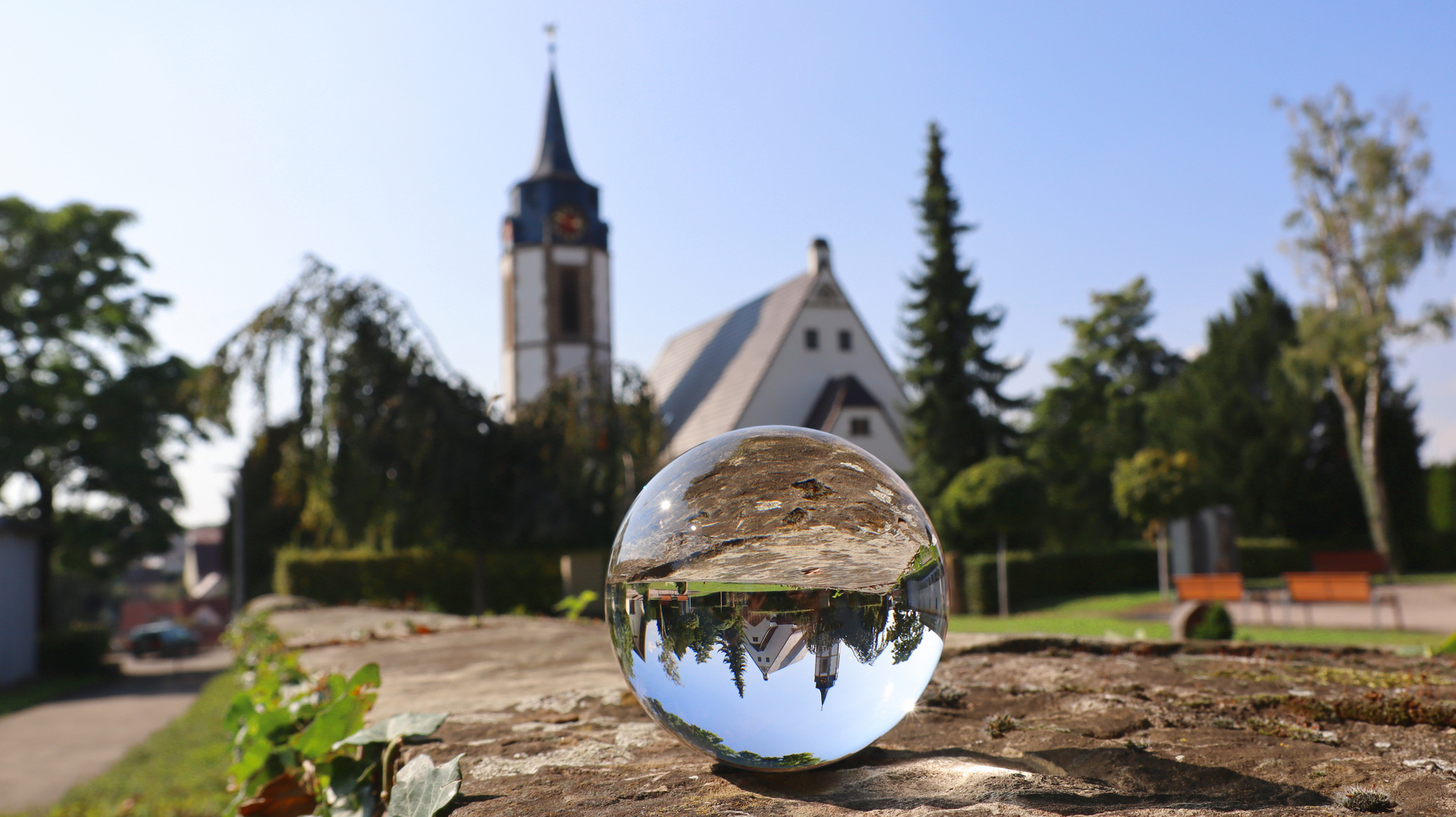 Glaskugelfotografie der Georgskirche