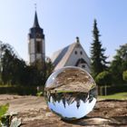 Glaskugelfotografie der Georgskirche