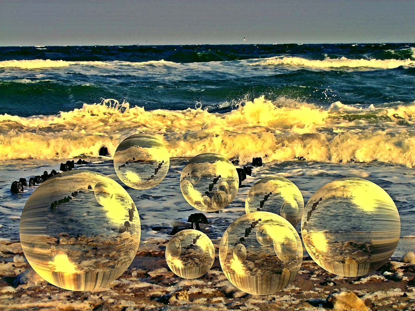 Glaskugeln am Strand  -  Balls on the Baltic Sea  -  Bälle an der Ostsee