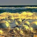 Glaskugeln am Strand  -  Balls on the Baltic Sea  -  Bälle an der Ostsee