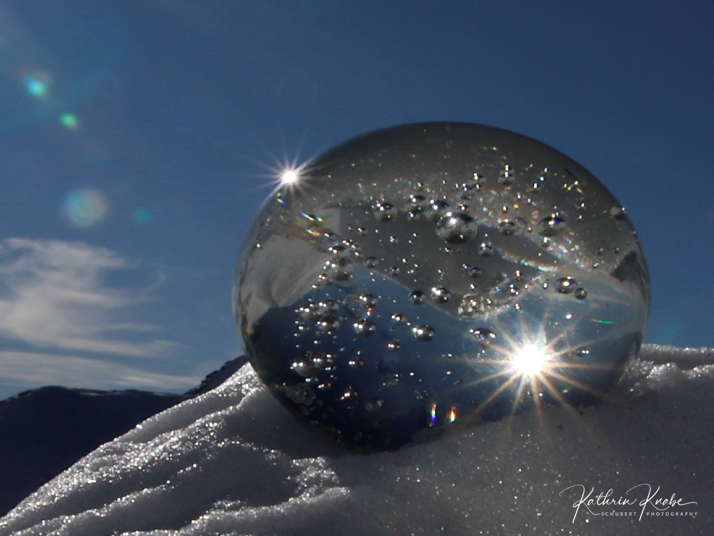 Glaskugelspielerei im Schnee und mit der großen Sonnenkugel