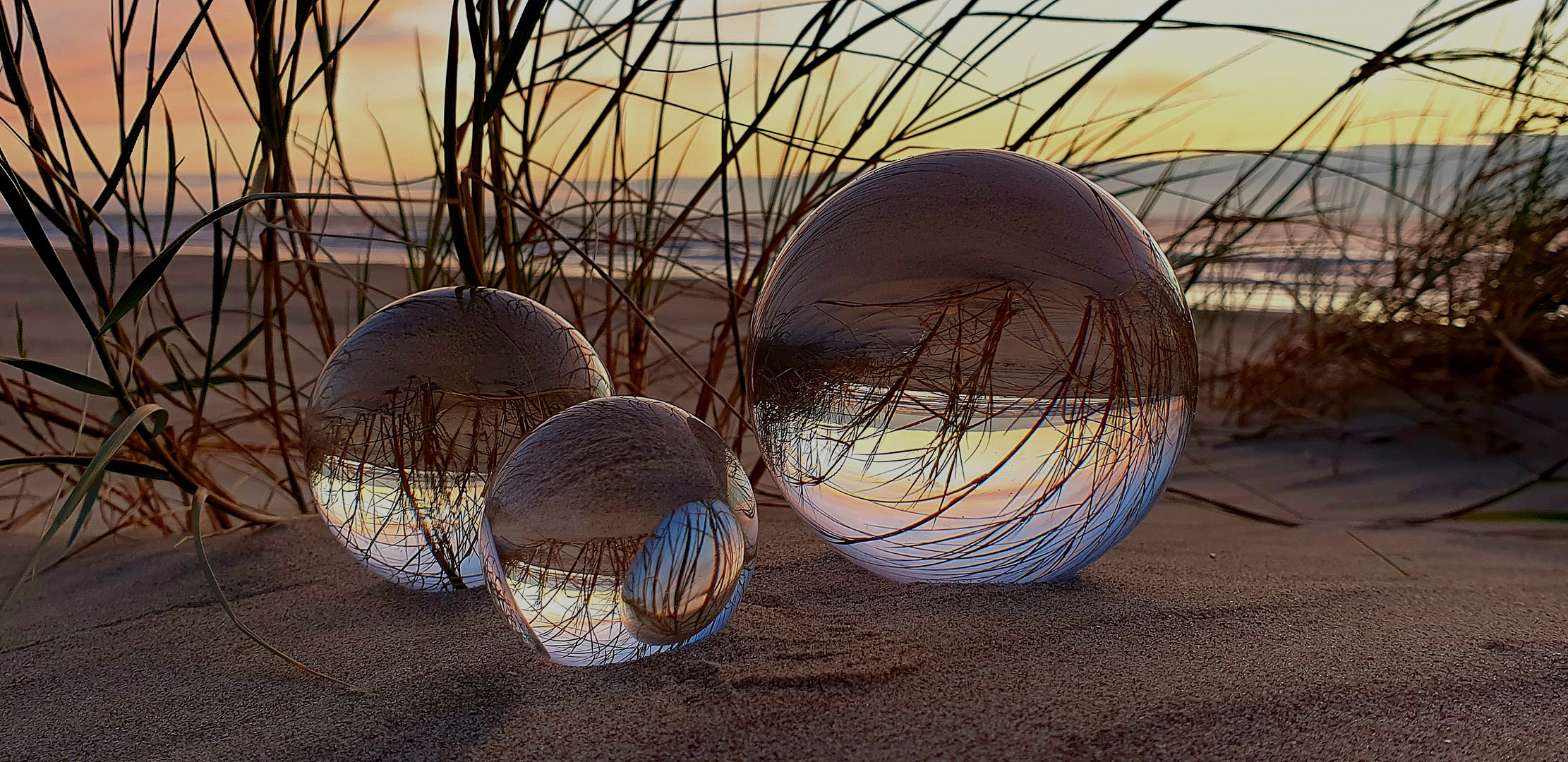 Glaskugeltreffen beim abendlichen Strandspaziergang