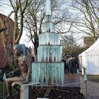 Glaskunst-Baum auf dem historischen Weihnachtsmarkt 2017 am Museumshafen in Leer 
