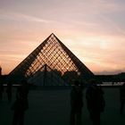 Glaspyramide am Louvre bei Sonnenuntergang