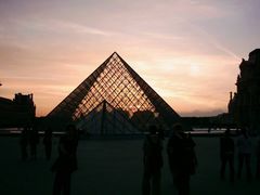 Glaspyramide am Louvre bei Sonnenuntergang
