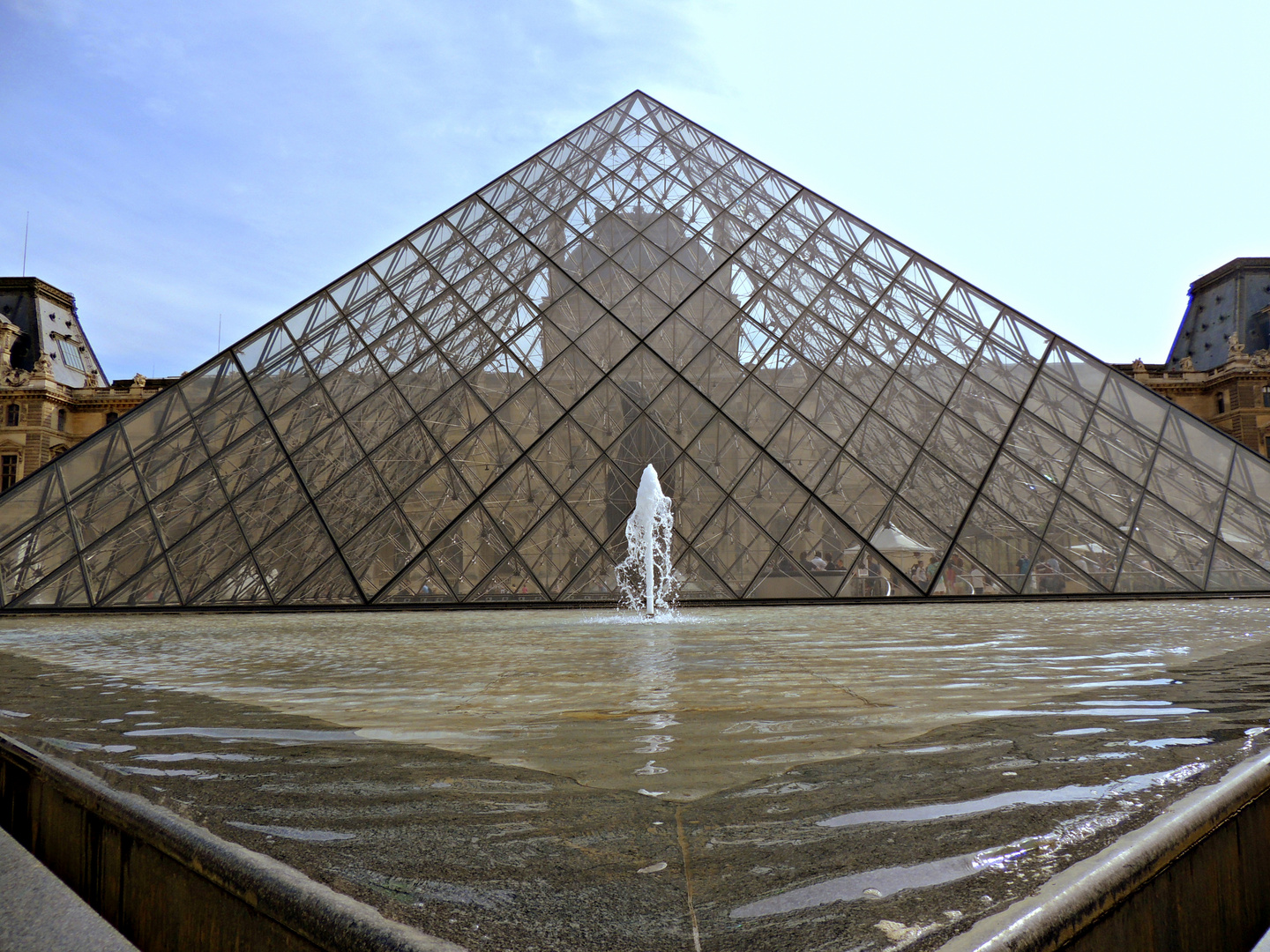 Glaspyramide im Innenhof des Louvre