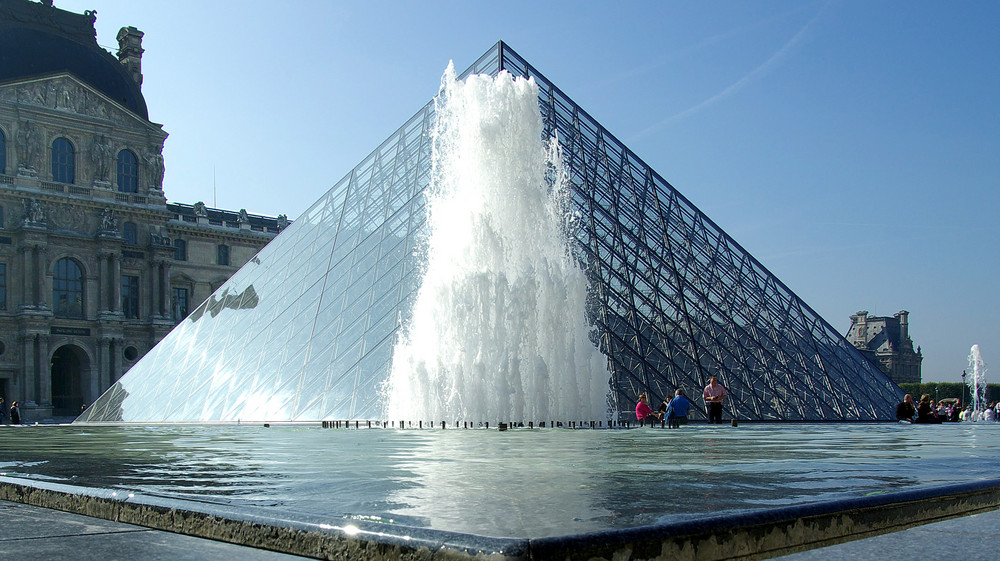 Glaspyramide im Innenhof des Louvre, Paris