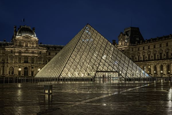 Glaspyramide im Louvre
