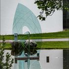 Glasskulptur-Frauenau, dahinter das Glasmuseum